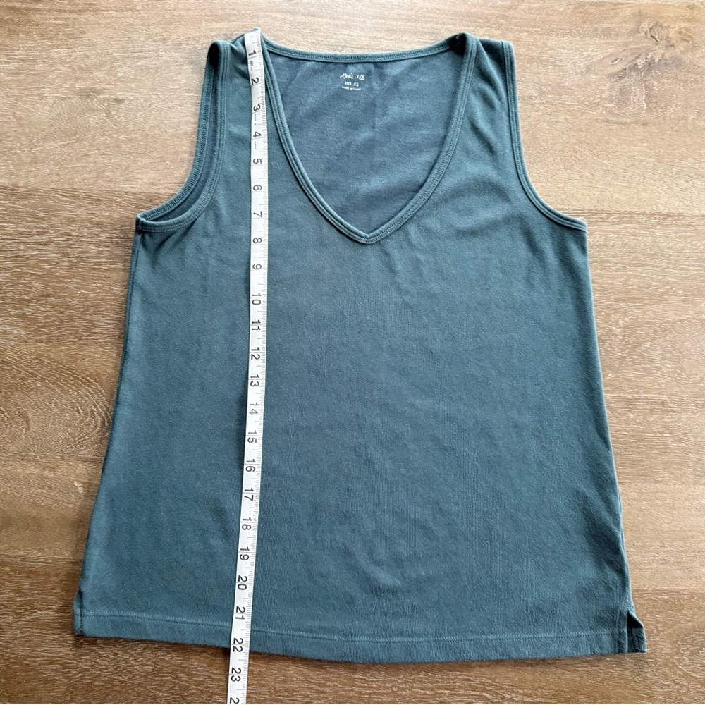 βοΈ Madewell | Bundle of 3 β’ V-Neck Tank Tops - Picture 9 of 13